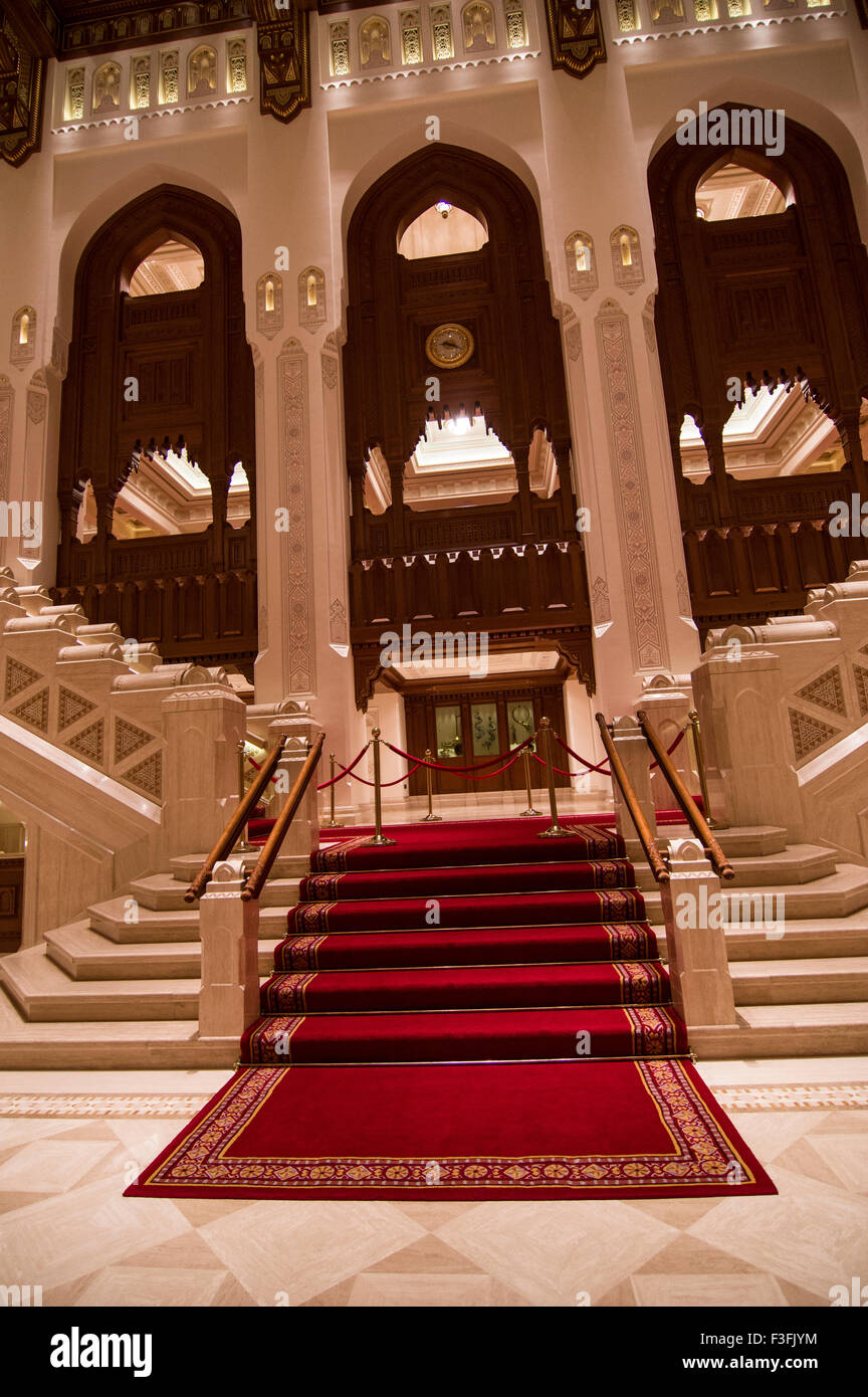 Lobby mit hohen Bögen und eine reich verzierte Holzdecke im Royal Opera House in Shati Al-Qurm, Muscat, Oman Stockfoto