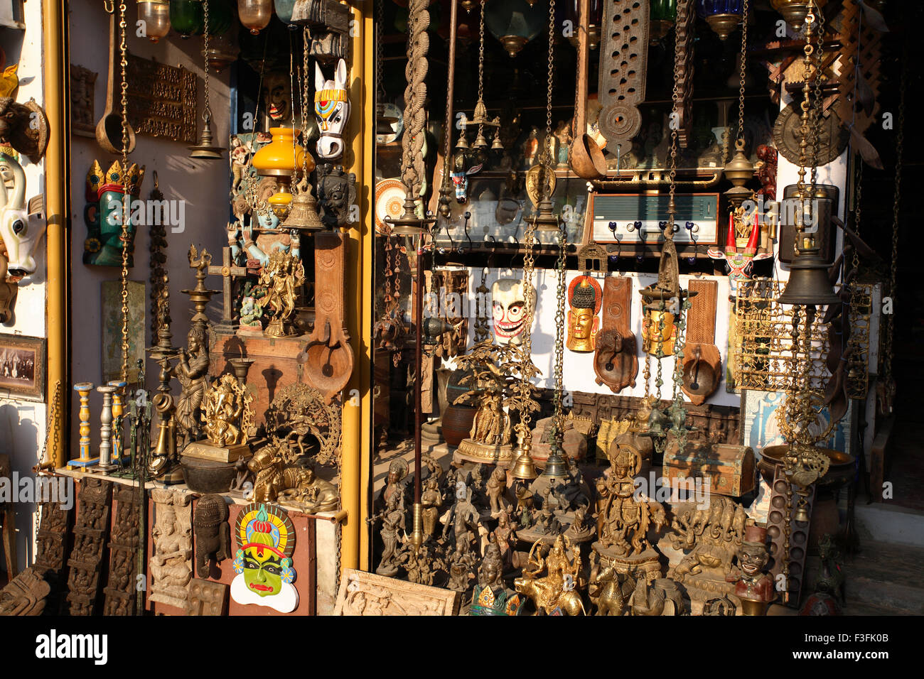 Verschiedenen Idole Masken; Steinen Statuen; Glocken; antike Gegenstände; Lampen Mattancherry Jude Straße Fort Kochi Kerala Stockfoto