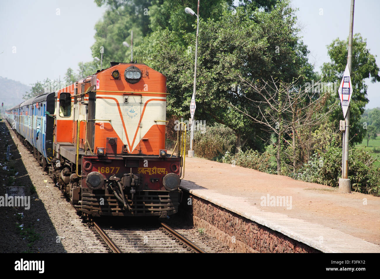 Eingabe Mangaon Bahnhof Zug; Diesel-Motor; Konkan Railway; Maharashtra; Indien Stockfoto