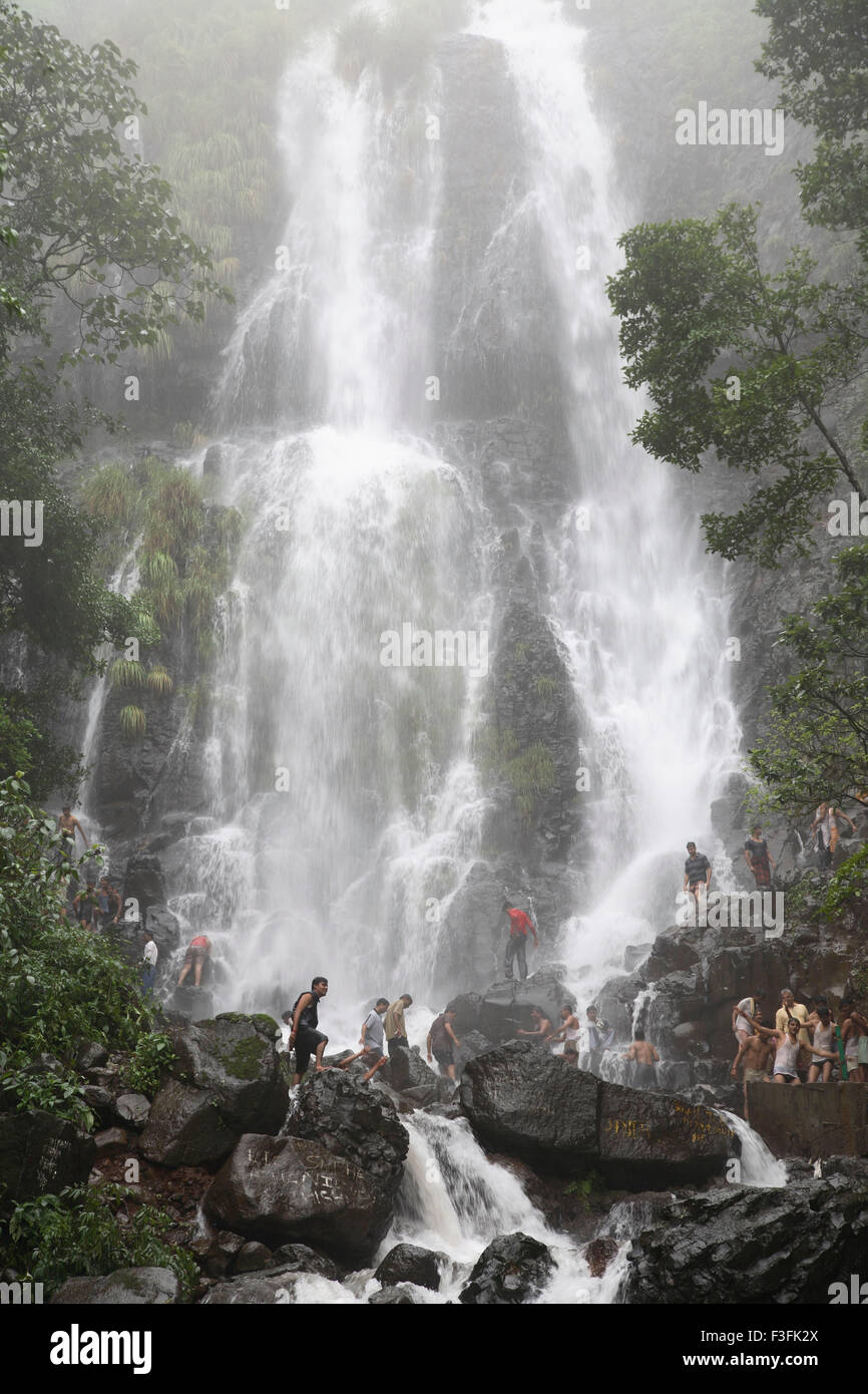 Touristen genießen berühmten Wasserfall des Amboli; Sindhudurga Bezirk; Maharashtra; Indien Stockfoto