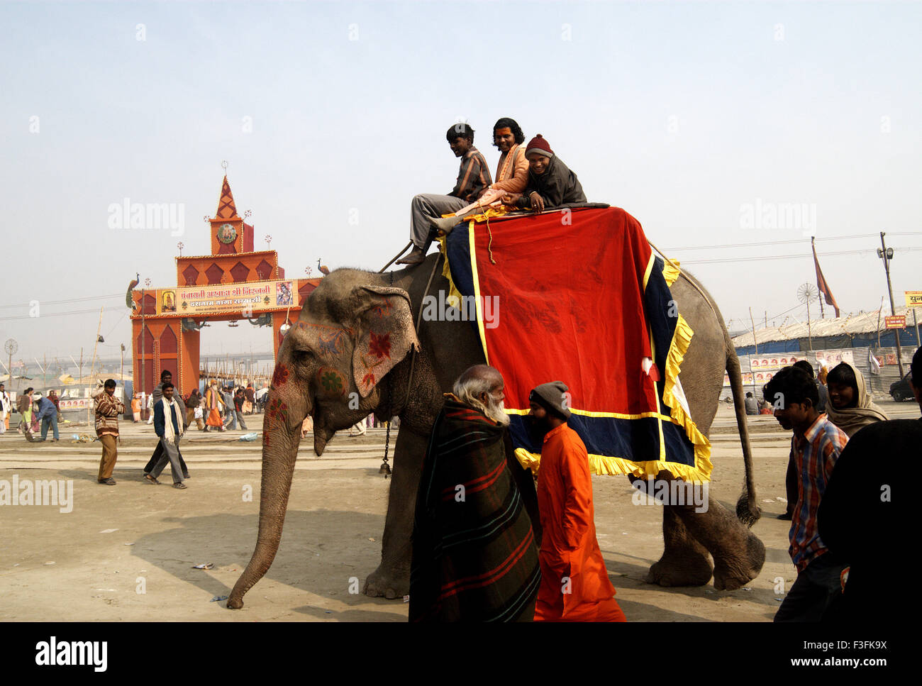 Ein Sadhu thront auf einem Elefanten bitten um Almosen Ardh Kumbh Mela;; Indien Stockfoto