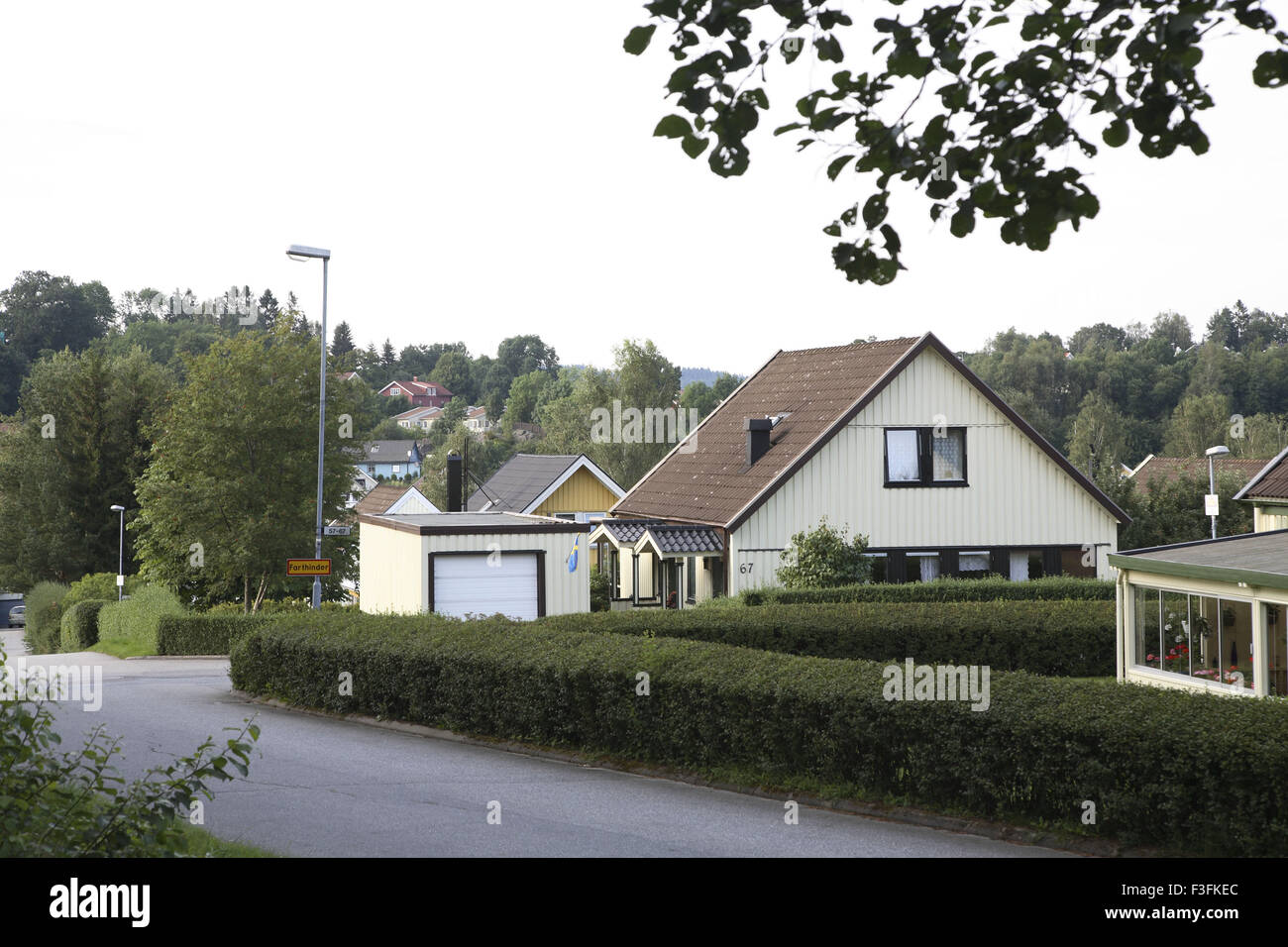 Haus oder eine Villa mit grünen Zaun von Büschen zusammengesetzten; Skepplanda; Schweden-Property-Release No.703 L Stockfoto