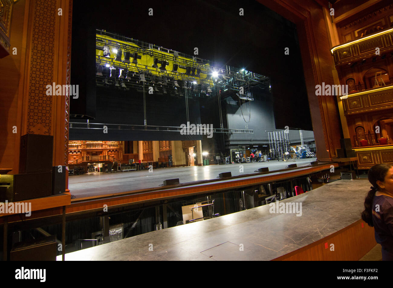 Königliche Oper-Bühne und Beleuchtung in der omanischen Royal Opera House in Shati Al-Qurm, Muscat, Oman Stockfoto