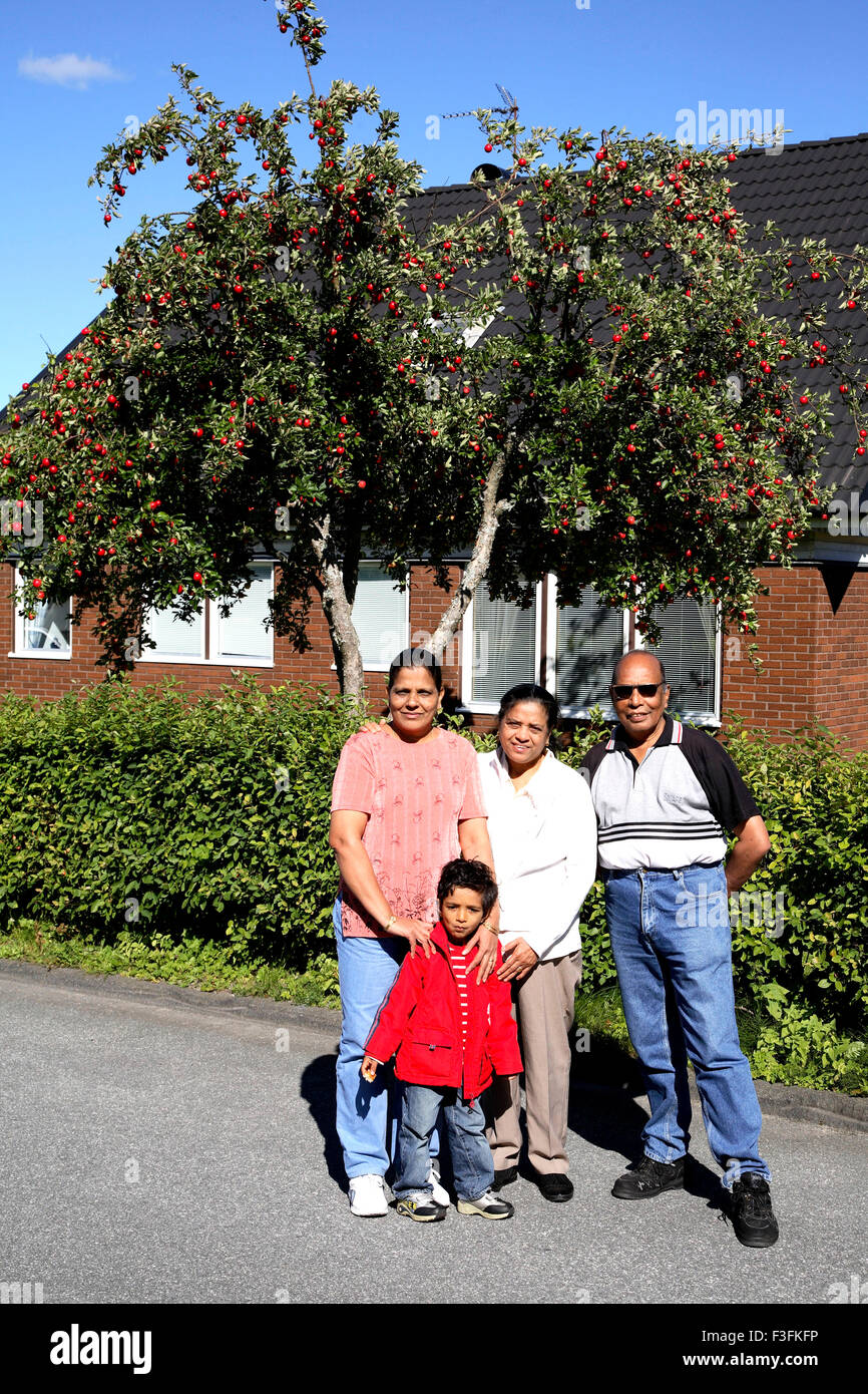 Großeltern und großen Sohn stehend auf Straße Herr #468 Stockfoto