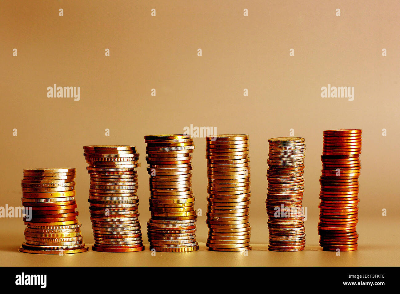 Münzen Konzept Reichtum Erfolg Gewinn Einsparung Investitionen Wachstum Wirtschaft Finanzen Stockfoto