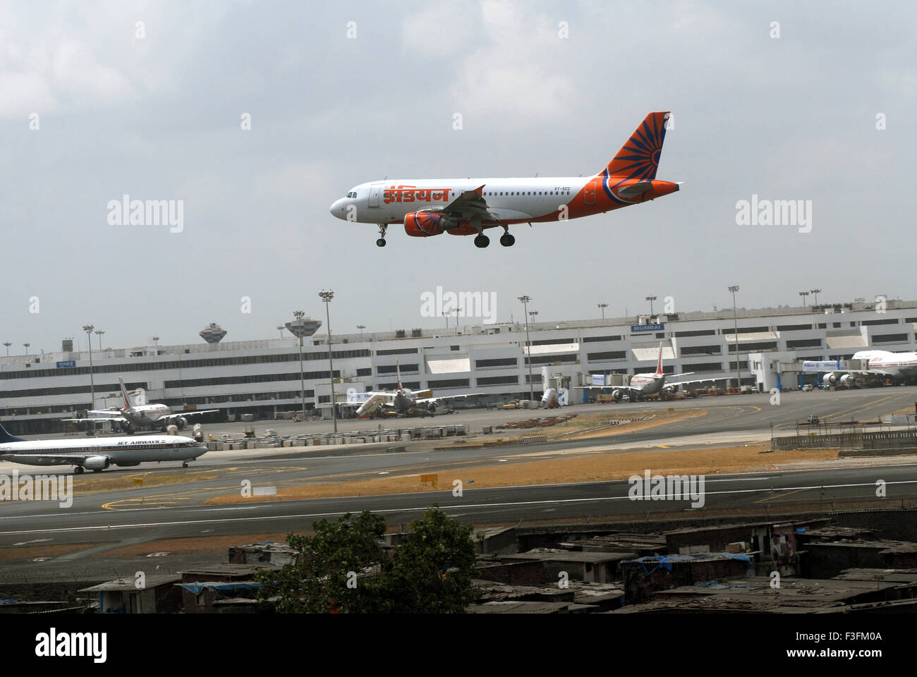 Sahar Airport Chatrapati Shivaji International Vordergrund Slums Flughafen Mumbai landen Fluggesellschaften Verkehrsflugzeug vorbereiten Stockfoto