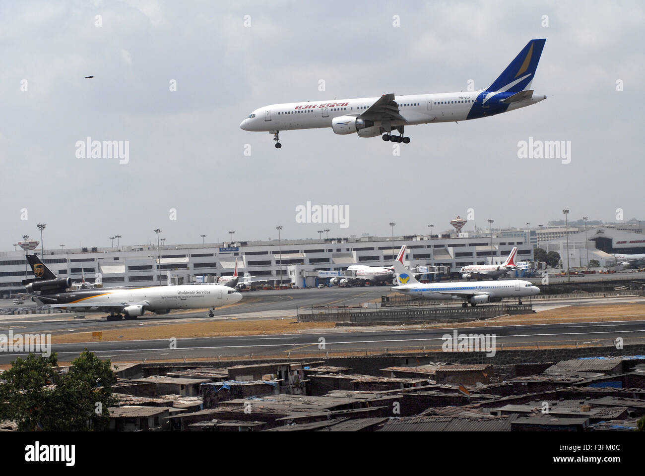 Sahar Airport Chatrapati Shivaji International Airport Slum Flughafen Mumbai landen Fluggesellschaften Verkehrsflugzeug vorbereiten Stockfoto