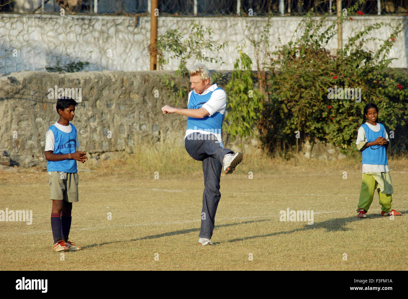 Boris Franz Becker besucht ein Fußballprogramm organisiert durch eine NGO Magic Bus in Bombay jetzt Mumbai; Maharashtra; Indien nicht Herr Stockfoto