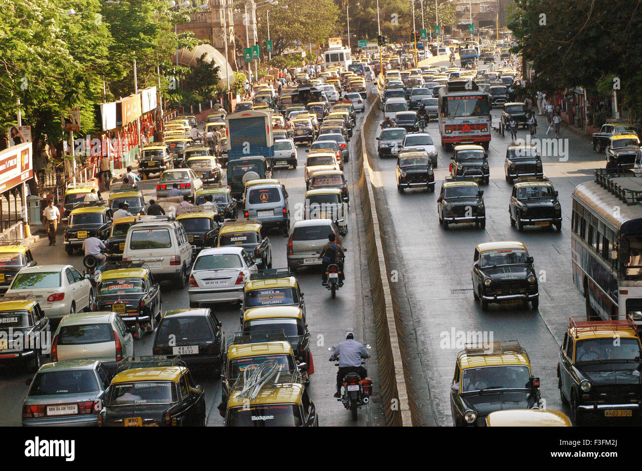 Auto Verkehr außerhalb VT Station (Victoria Terminus Station) jetzt Chatrapati Shivaji Terminus in Mumbai Bombay Stockfoto