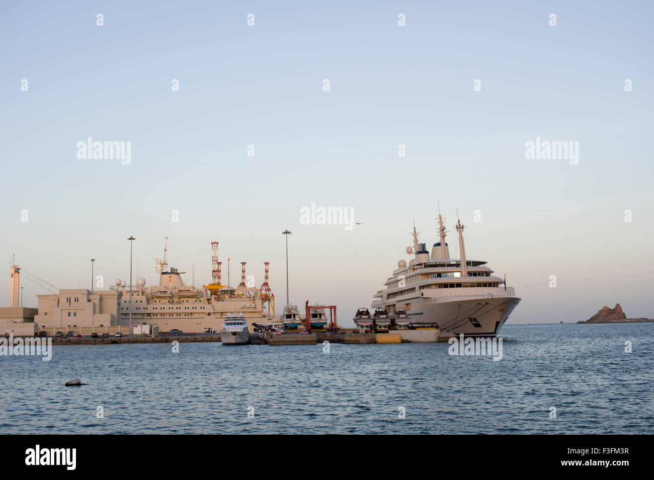 Des Sultans Yacht im Hafen von Muscat in das Sultanat Oman, ein sicheres und freundliches Golfstaat Urlaubsziel Stockfoto