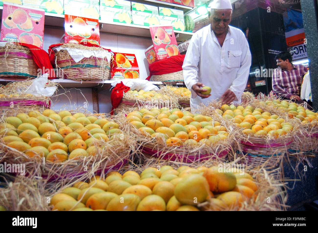 Ein Obst-Verkäufer verkauft Alphonso-Mangos bei Crawford Market in Bombay jetzt Mumbai; Maharashtra; Indien Stockfoto