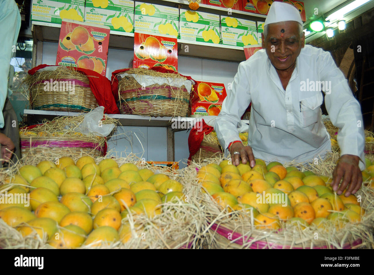 Ein Obst-Verkäufer verkauft Alphonso-Mangos bei Crawford Market in Bombay jetzt Mumbai; Maharashtra; Indien Stockfoto