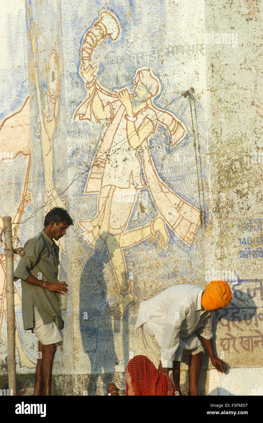 Dorfbewohner oder Pilger auf den Ghats an Ujjain; Madhya Pradesh; Indien Stockfoto