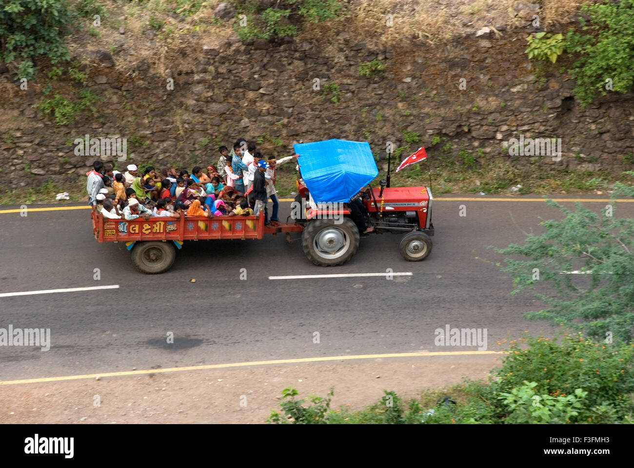 Traktor; Transportmittel auf hügeligen Regionen Champaner Pavagadh; Panchmahals Bezirk; Bundesstaat Gujarat; Indien; Asien Stockfoto