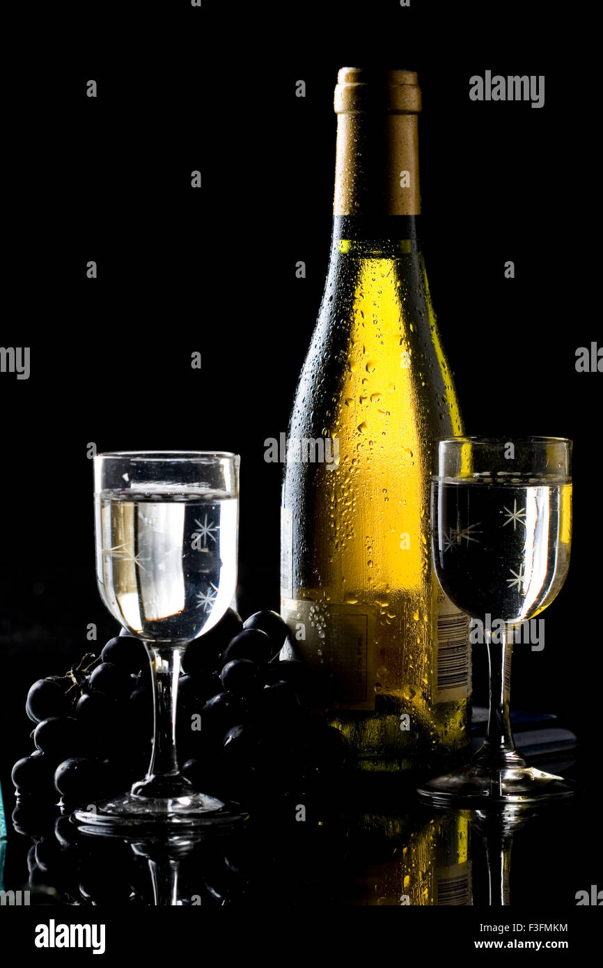 Weißweinflaschengläser Stockfoto