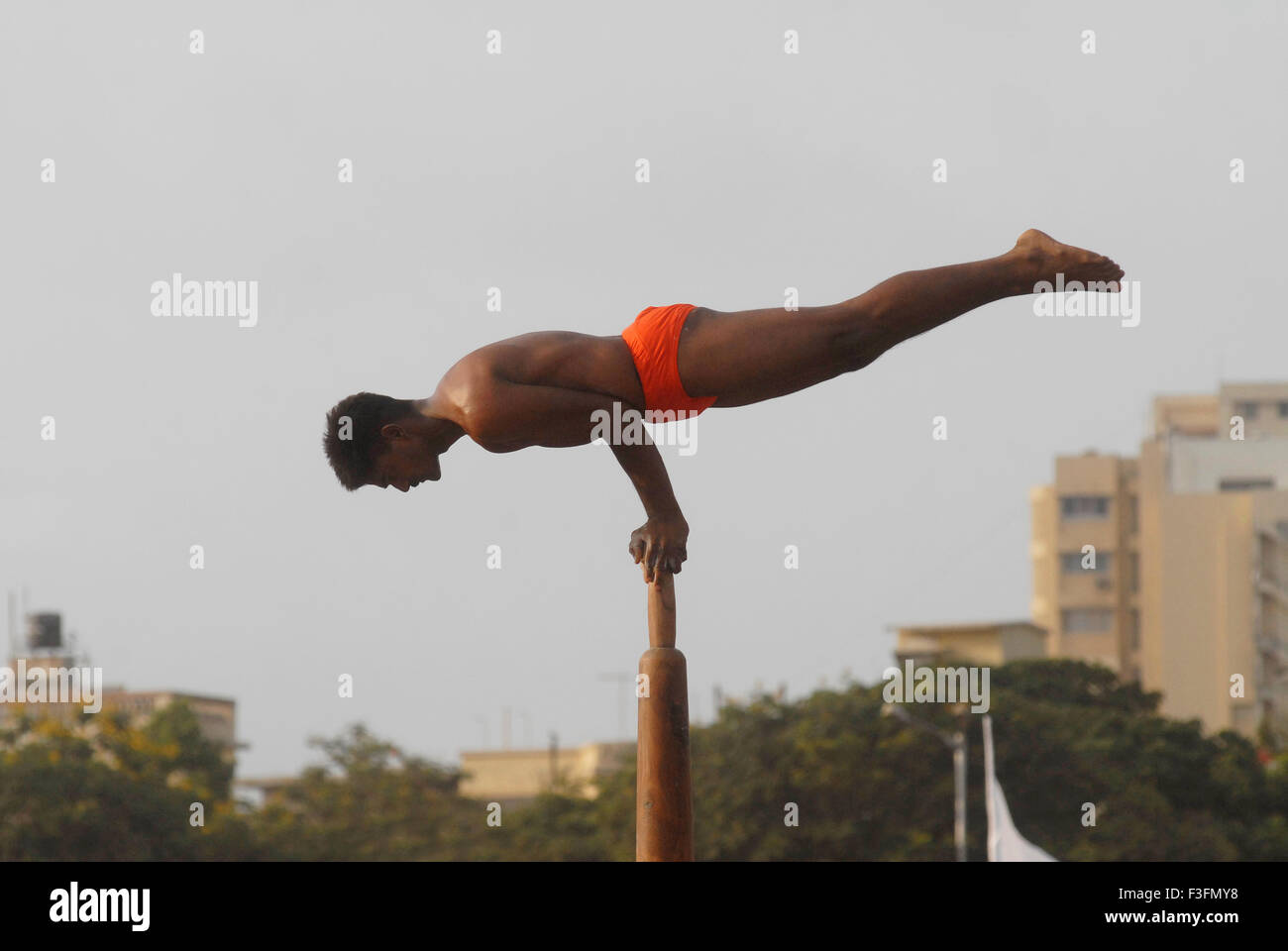 Malkhamb Leistung alte Form der indischen Gymnastik während der jährlichen Mumbai Polizei Tattoo show im Shivaji Park Bombay Mumbai Stockfoto