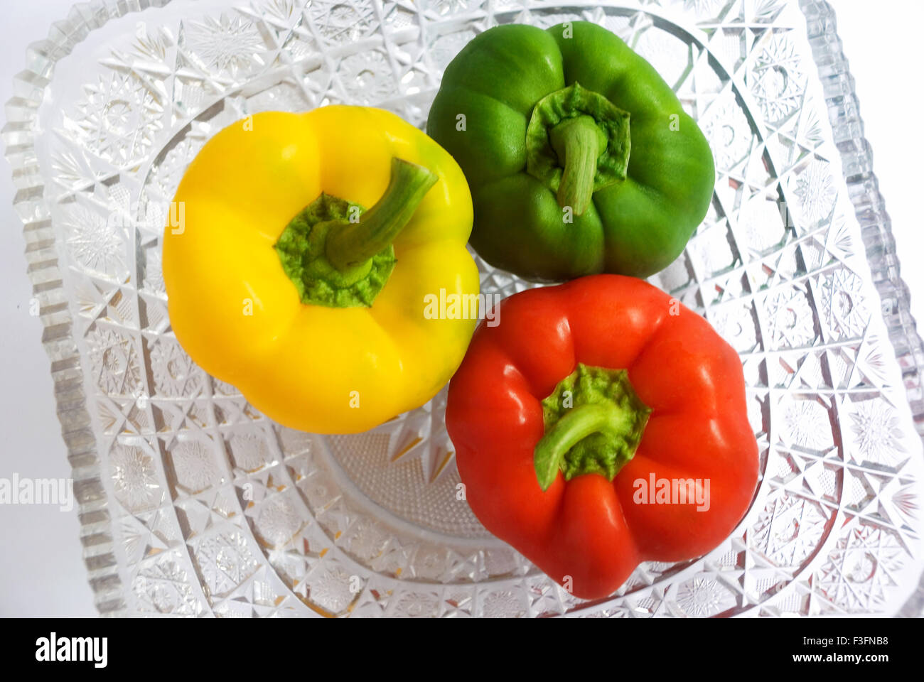 Die Paprika; Paprika rot; grün & gelb stammt aus Mexiko Stockfoto