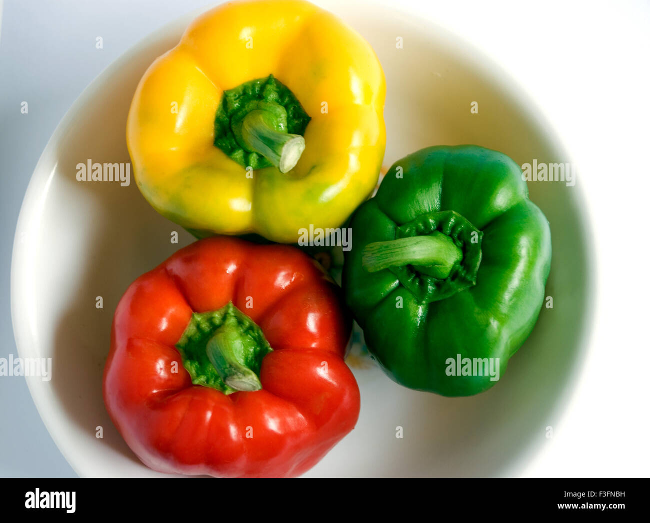 Die Paprika; Paprika rot; grün & gelb stammt aus Mexiko Stockfoto