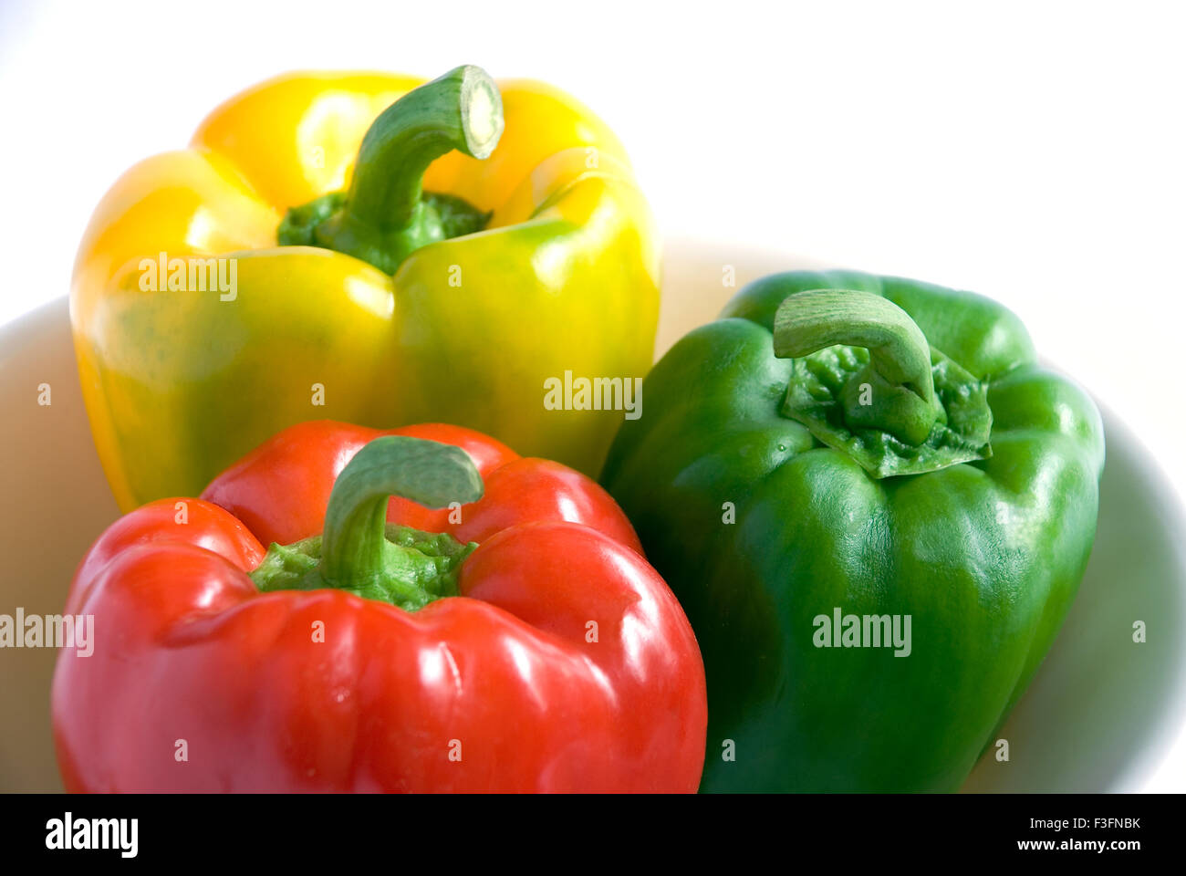 Die Paprika; Paprika rot; grün & gelb stammt aus Mexiko Stockfoto