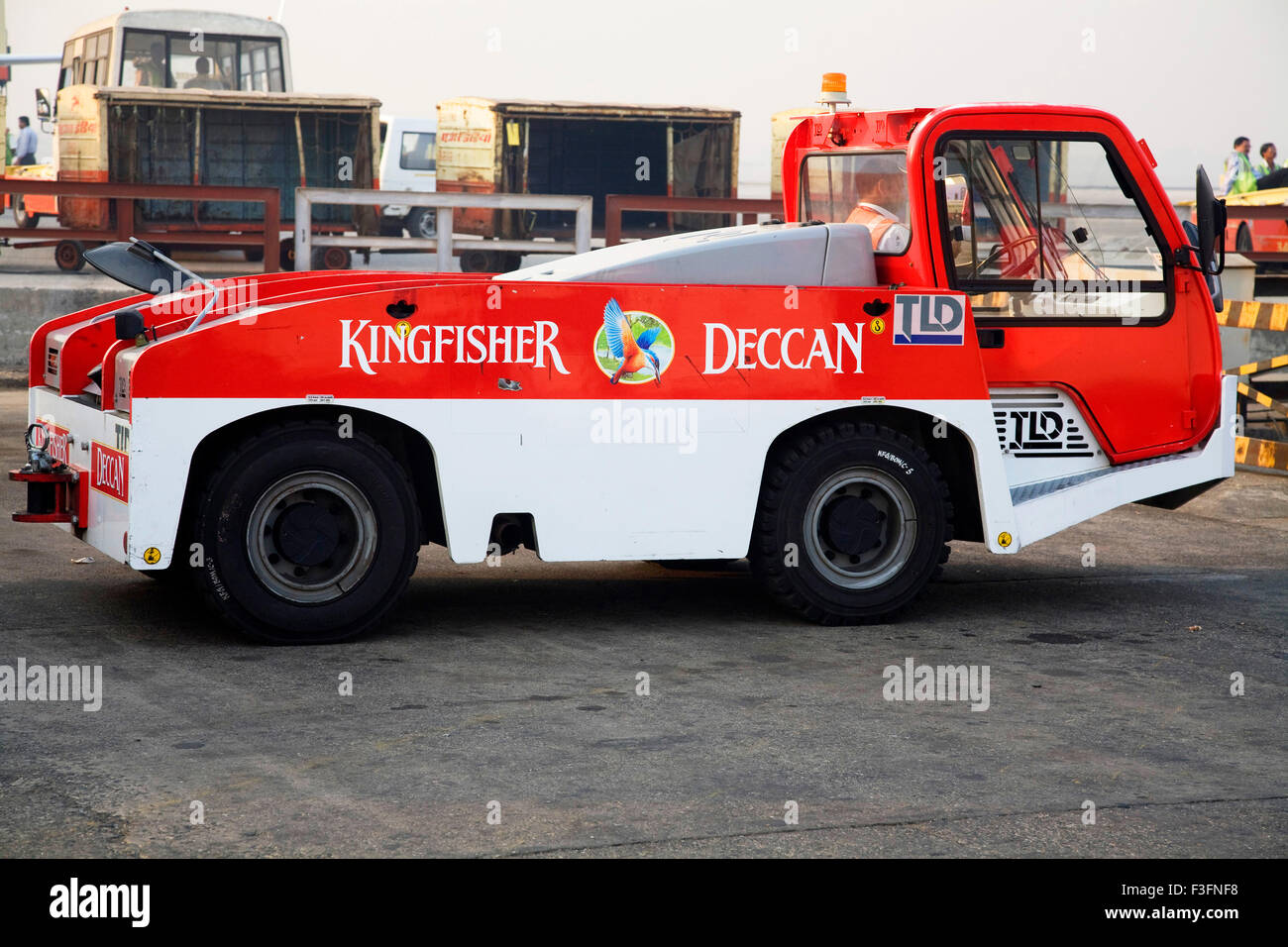 Fahrzeug der King Fisher Deccan zurückschieben ltd. am laufen in Richtung; Chattrapati Shivaji Terminal; Santacruz Mumbai Stockfoto