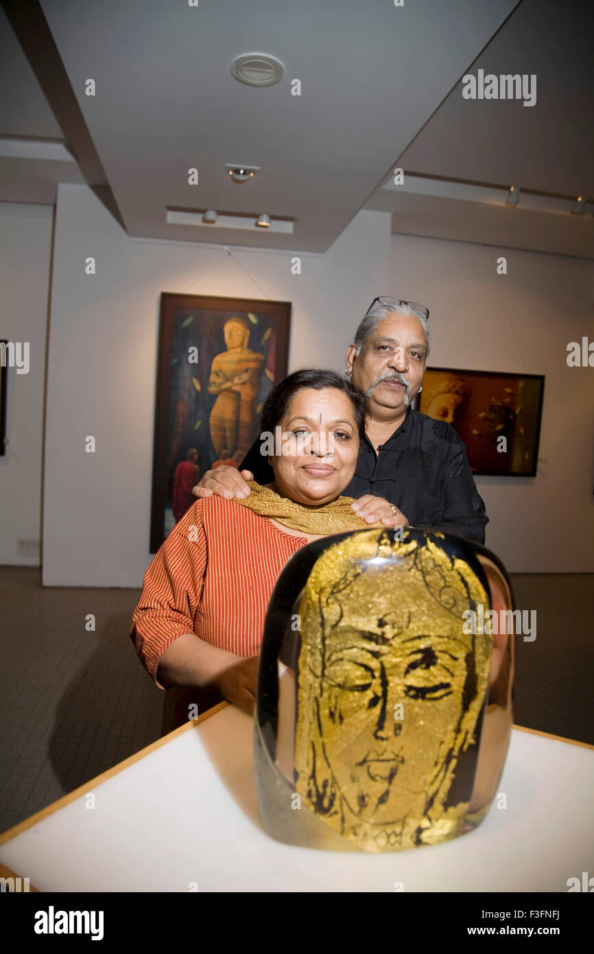Charan Sharma berühmte indische Künstler mit seiner Frau in Museum Kunstgalerie Kala Ghoda Mumbai; Maharashtra Stockfoto