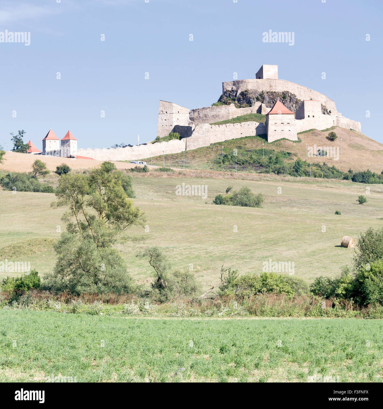 Blick auf die Rupea mittelalterliche Festung befindet sich auf dem Gipfel eines Hügels in Rupea Dorf in Siebenbürgen, Rumänien. Stockfoto