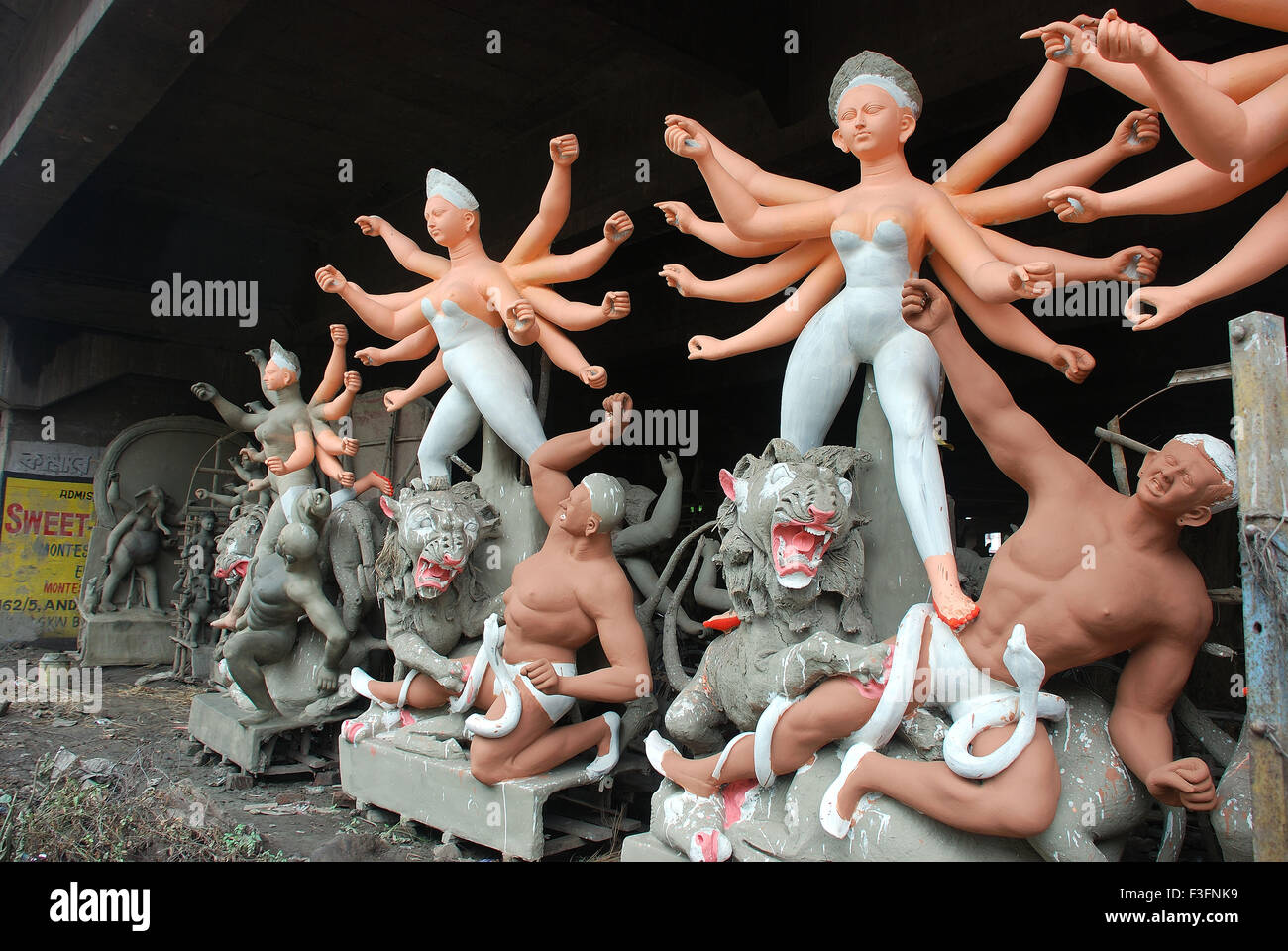 Unvollständige Durga Idole mit Dämon machen bei Kumartuli; Calcutta; Westbengalen; Indien Stockfoto