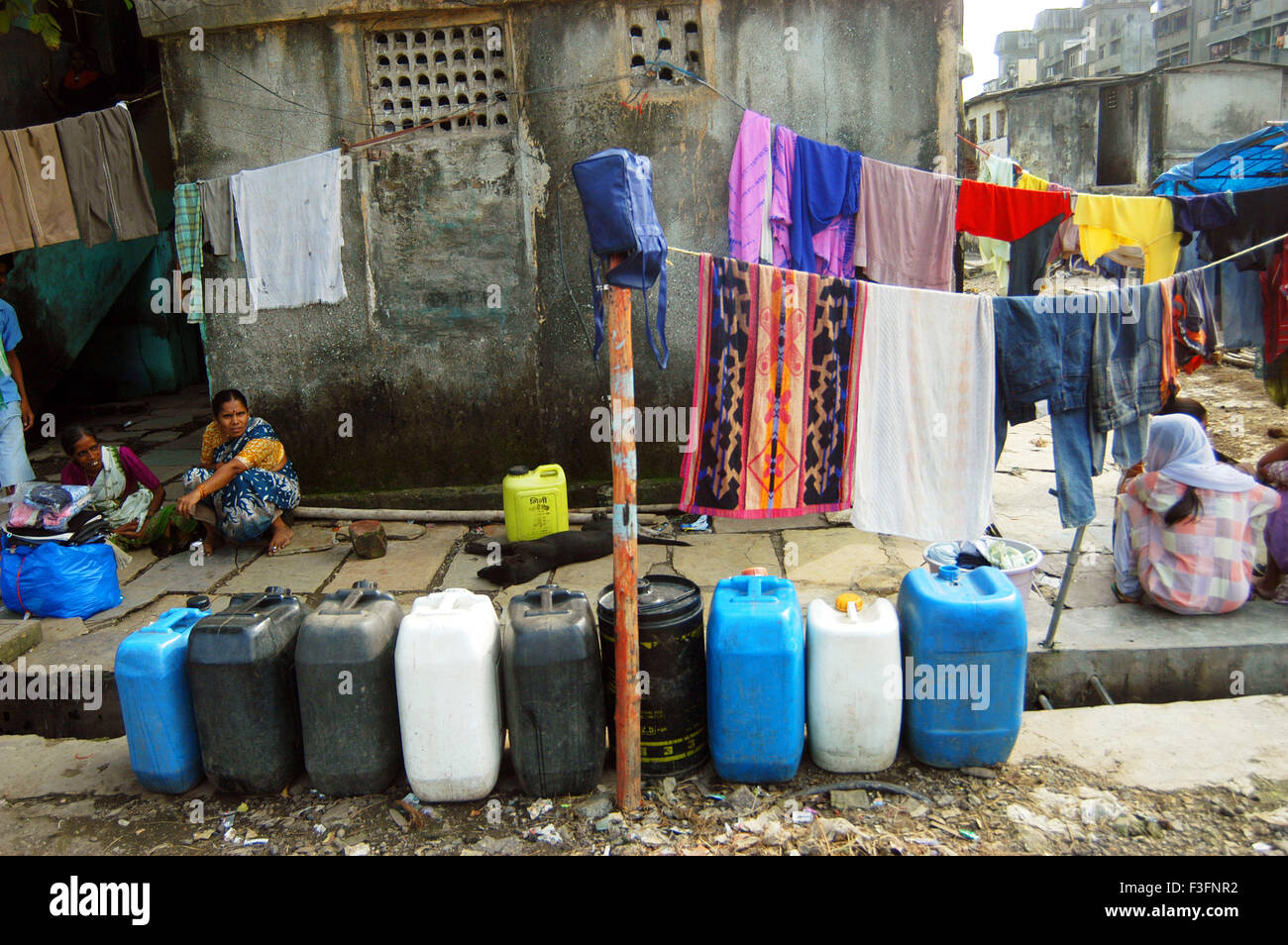 Einwohner bleiben in verfallene Struktur der Durchgangslager bei Ramabai Kolonie Ghatkopar Osten; Bombay-Mumbai Stockfoto