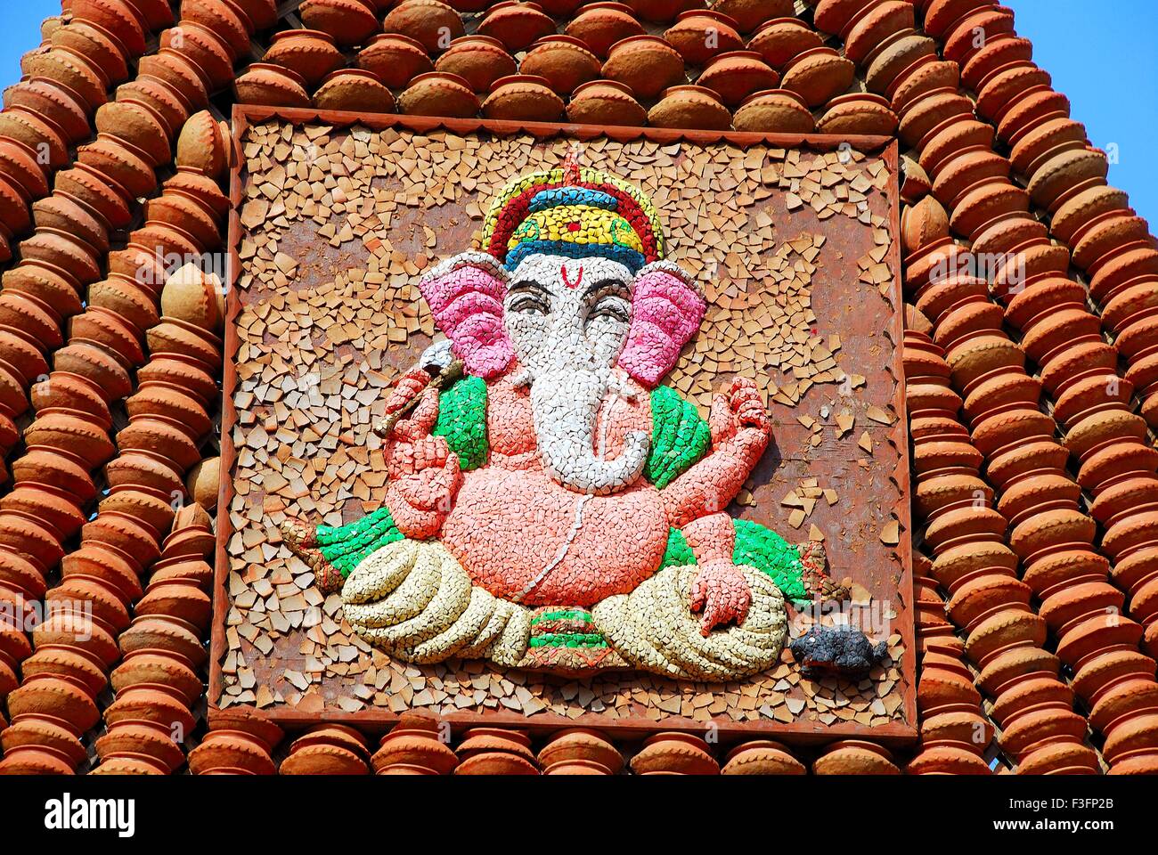 Dekorative Statue von Lord Ganesha von Fliesen gemacht Stockfoto