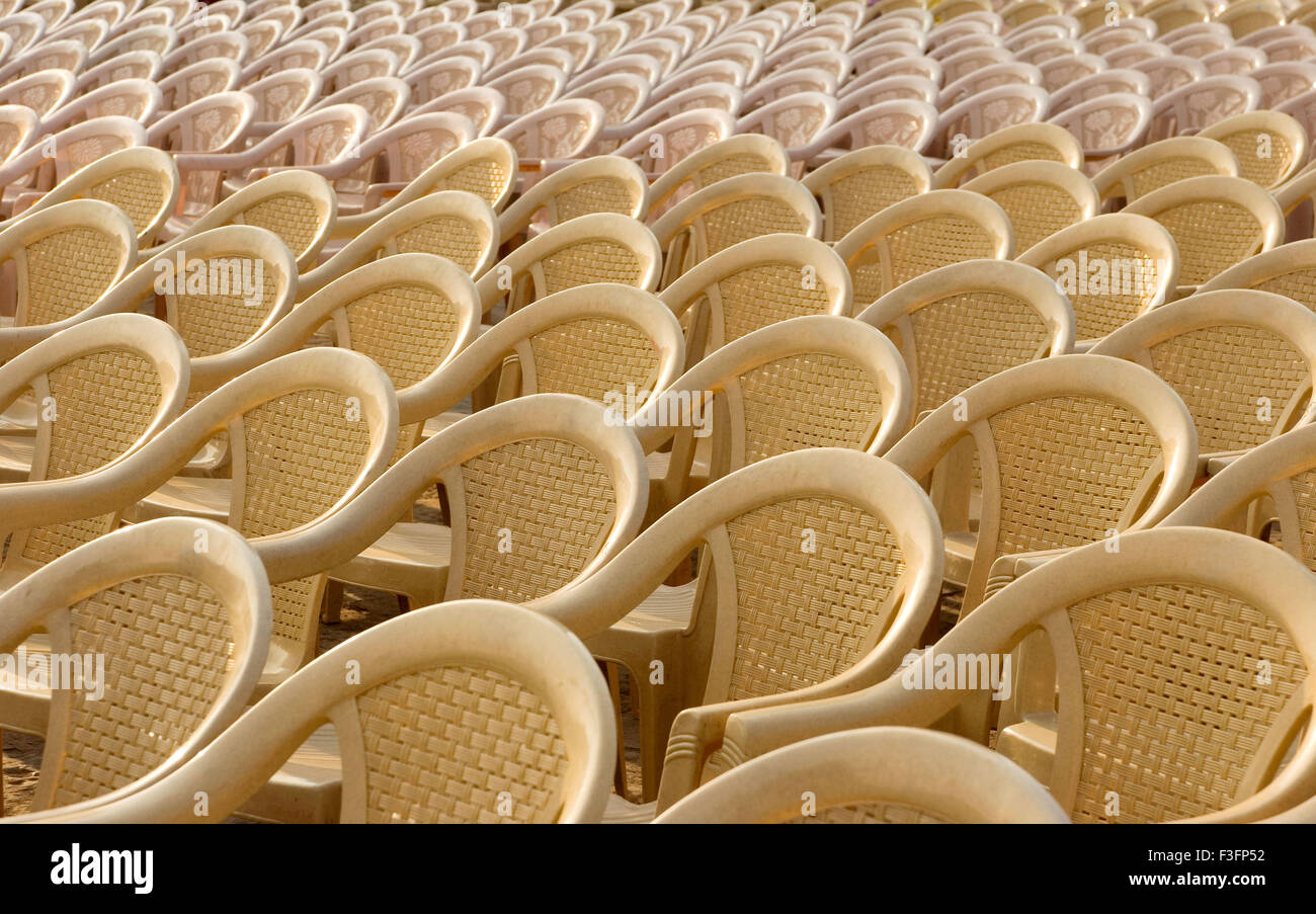 Leere Stühle vor Öffnung Zeremonie von Mumbai Festival am Gateway of India; Bombay jetzt Mumbai; Maharashtra; Indien Stockfoto