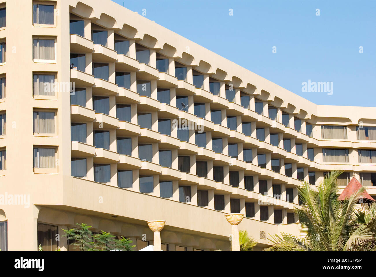 J W Marriott Hotel Gebäude vom Juhu Strand gesehen; Juhu; Bombay jetzt Mumbai; Maharashtra; Indien Stockfoto