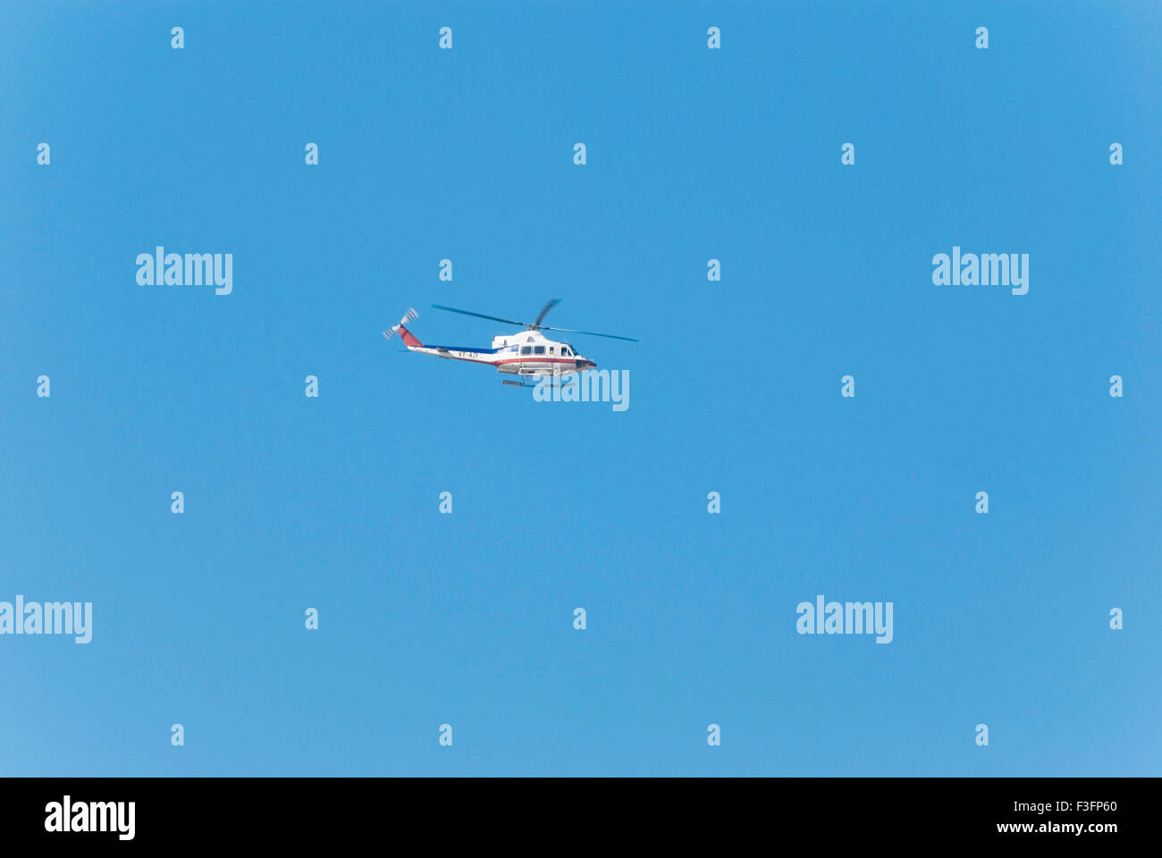Bell 412 Hubschrauber im Flug gegen blauen Himmel am Juhu Beach; Juhu; Bombay jetzt Mumbai; Maharashtra; Indien Stockfoto