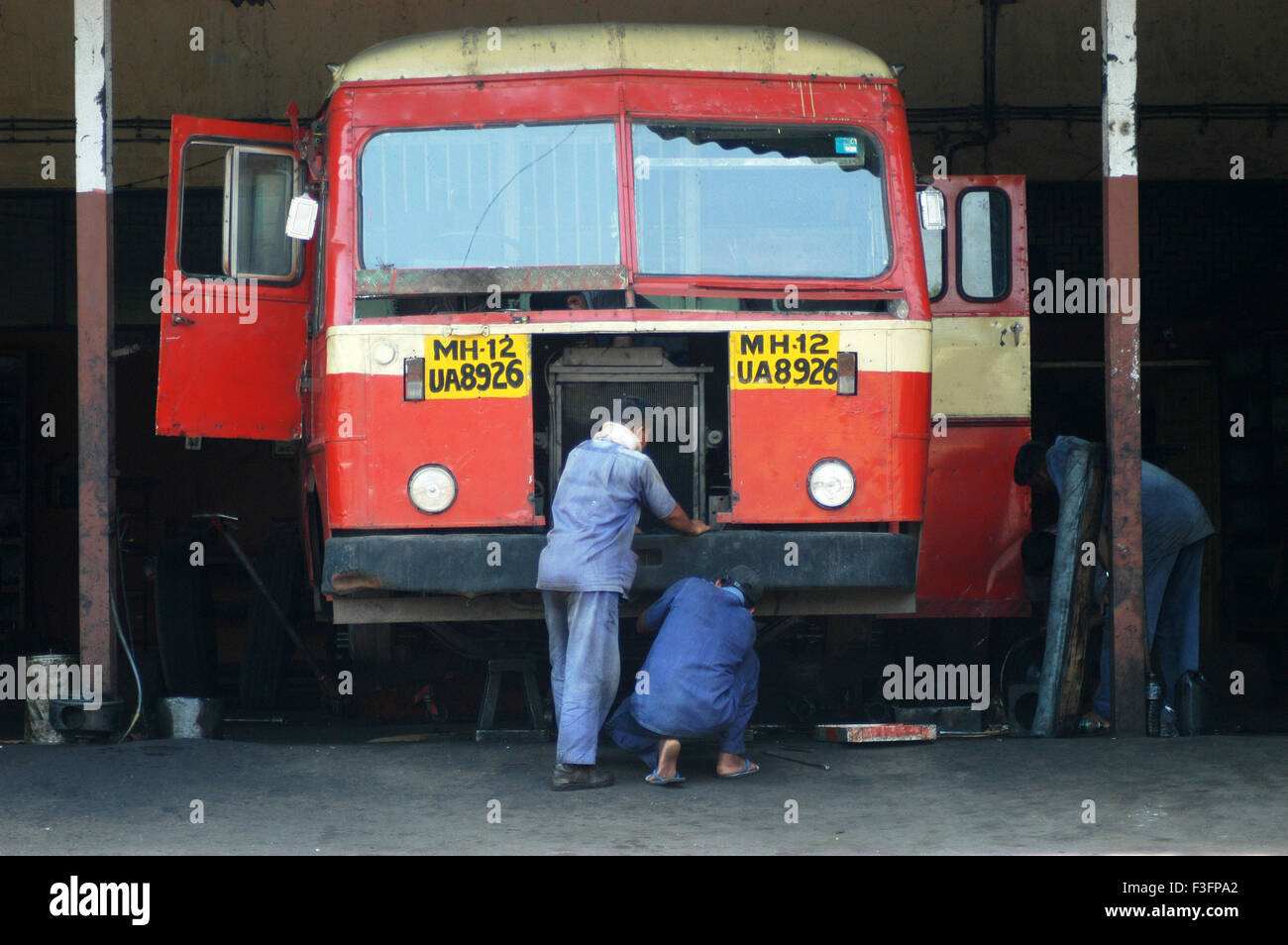 Mechanik führen Wartungsarbeiten Maharashtra State Road Transport Corporation Busse ST Bus am Kurla Mumbai Stockfoto