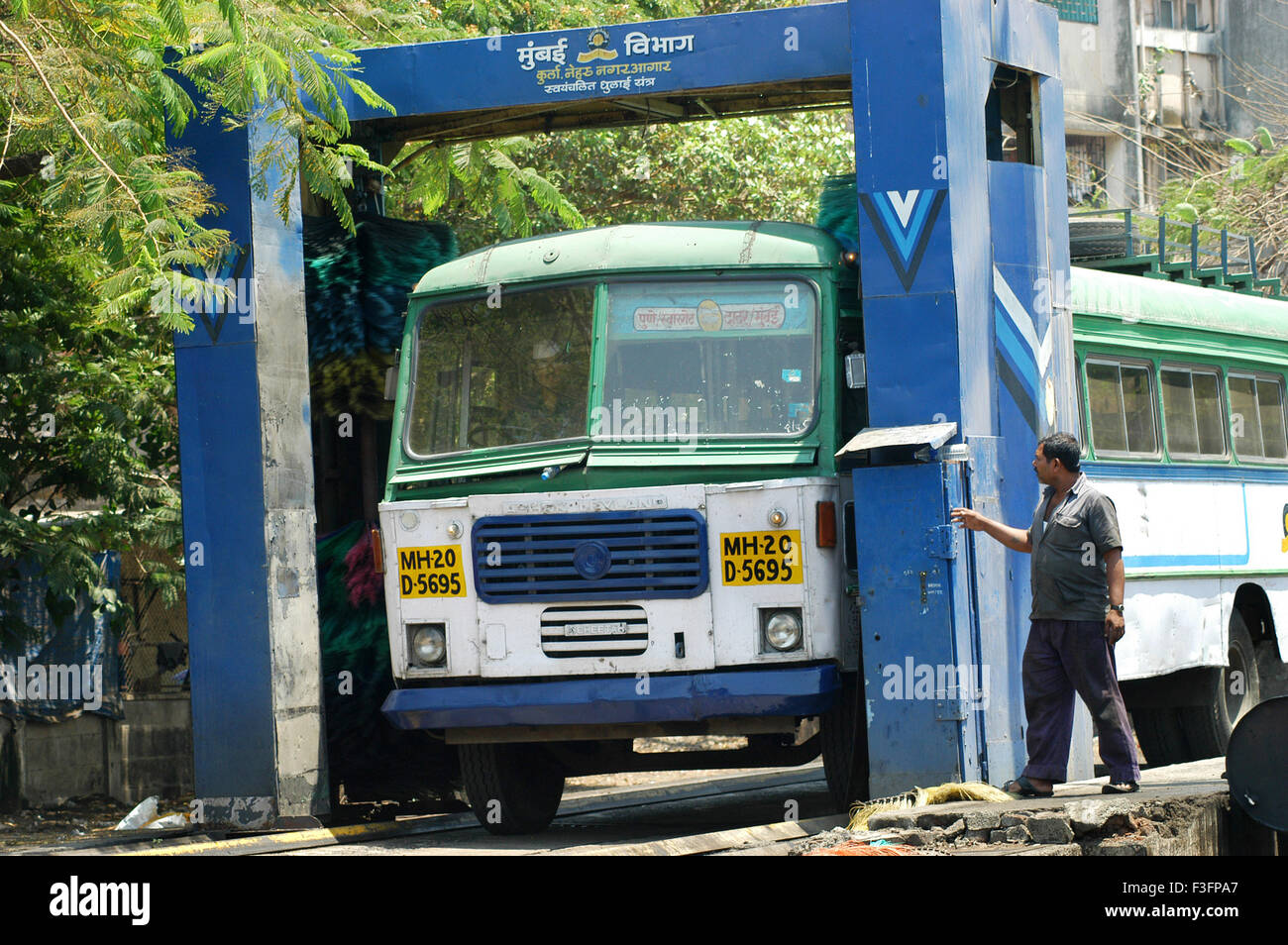 Maharashtra State Road Transport Corporation (MSRTC) bekannt als ST Bus gereinigt in Automaten Kurla Depot Mumbai Stockfoto