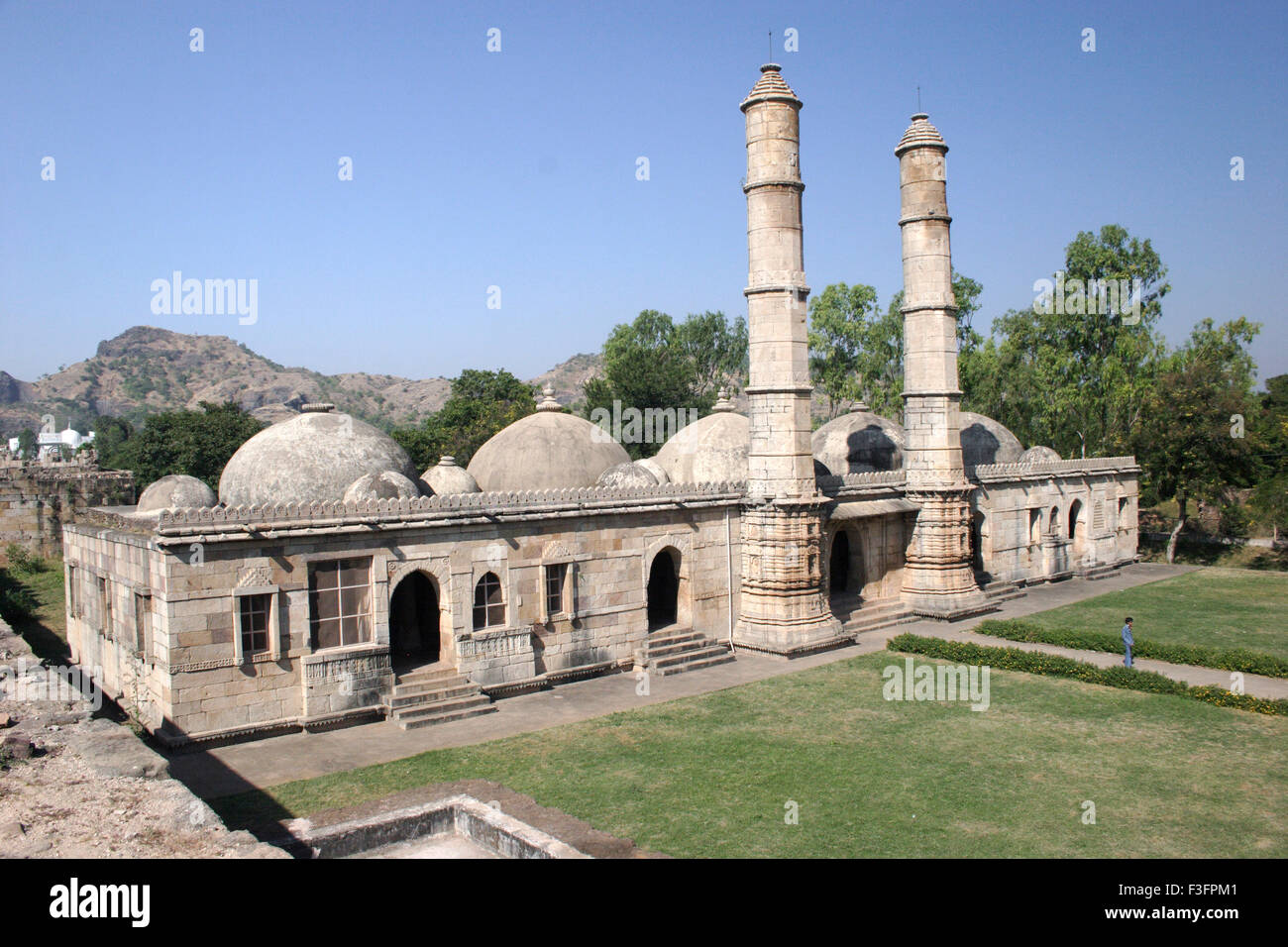 Sahar Ki Masjid Bogen Tür mit zwei Minaretten, die Hälfte des 15. Jahrhunderts erbaut; Halol; Gujarat; Indien Stockfoto