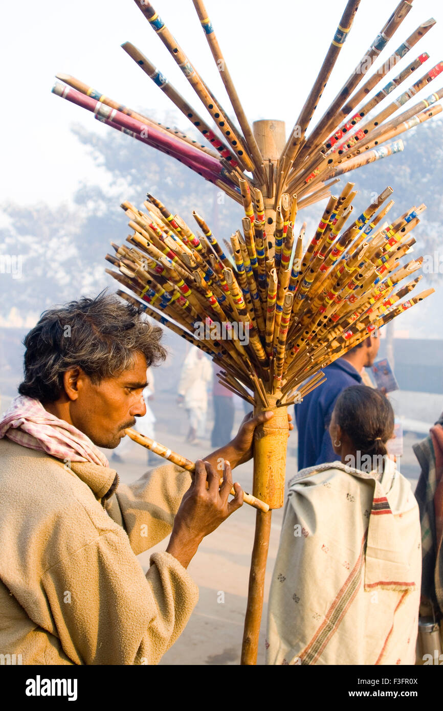 Flötenverkäufer; Flötenhändler; Flötenverkäufer; Mann, der Flöten verkauft; Indien; Asien Stockfoto Flötenverkäufer; Flötenhändler; Flötenverkäufer; Mann, der Flöten verkauft; Indien; Asien Stockfoto
