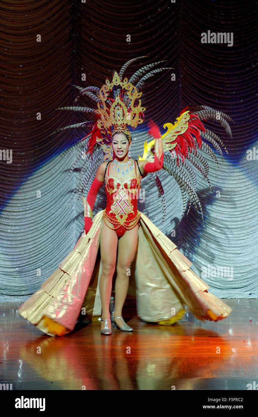 Frau, Tanz auf der Bühne während Alcazar Show in Pattaya durchführen; Thailand; Süd-Ost-Asien Stockfoto