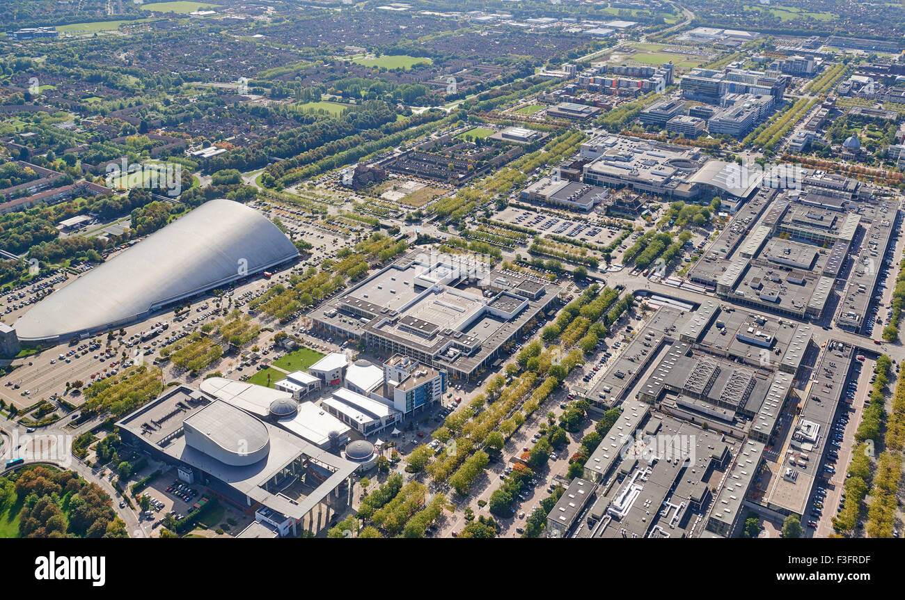 Eine Luftaufnahme der Stadt Milton Keynes mit der Schneekuppel, Südostengland, Großbritannien Stockfoto