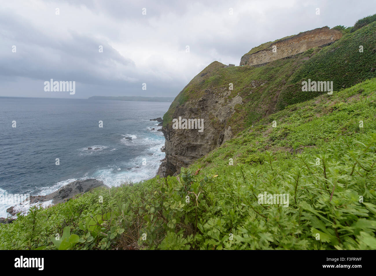 Felsformation und winken Chawa Ansicht Deck, Batanes Insel, Philippinen. Stockfoto