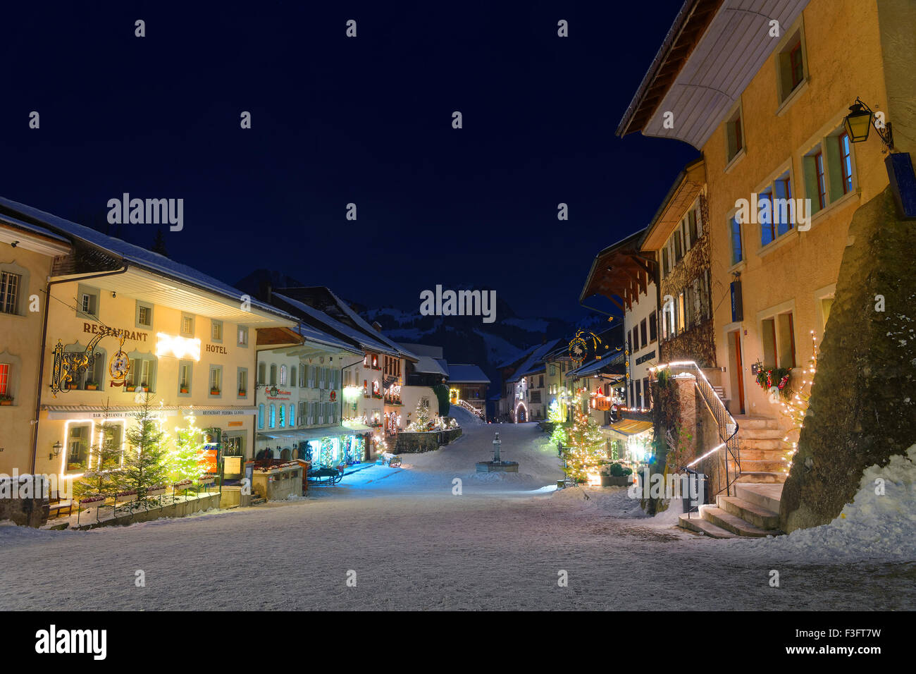 Malerische Winter Nacht Blick auf die mittelalterliche Stadt Gruyères, Schweiz. Es ist ein wichtiger touristischer Ort im oberen Tal des Flusses Saane und gibt seinen Namen dem berühmten Gruyere-Käse Stockfoto