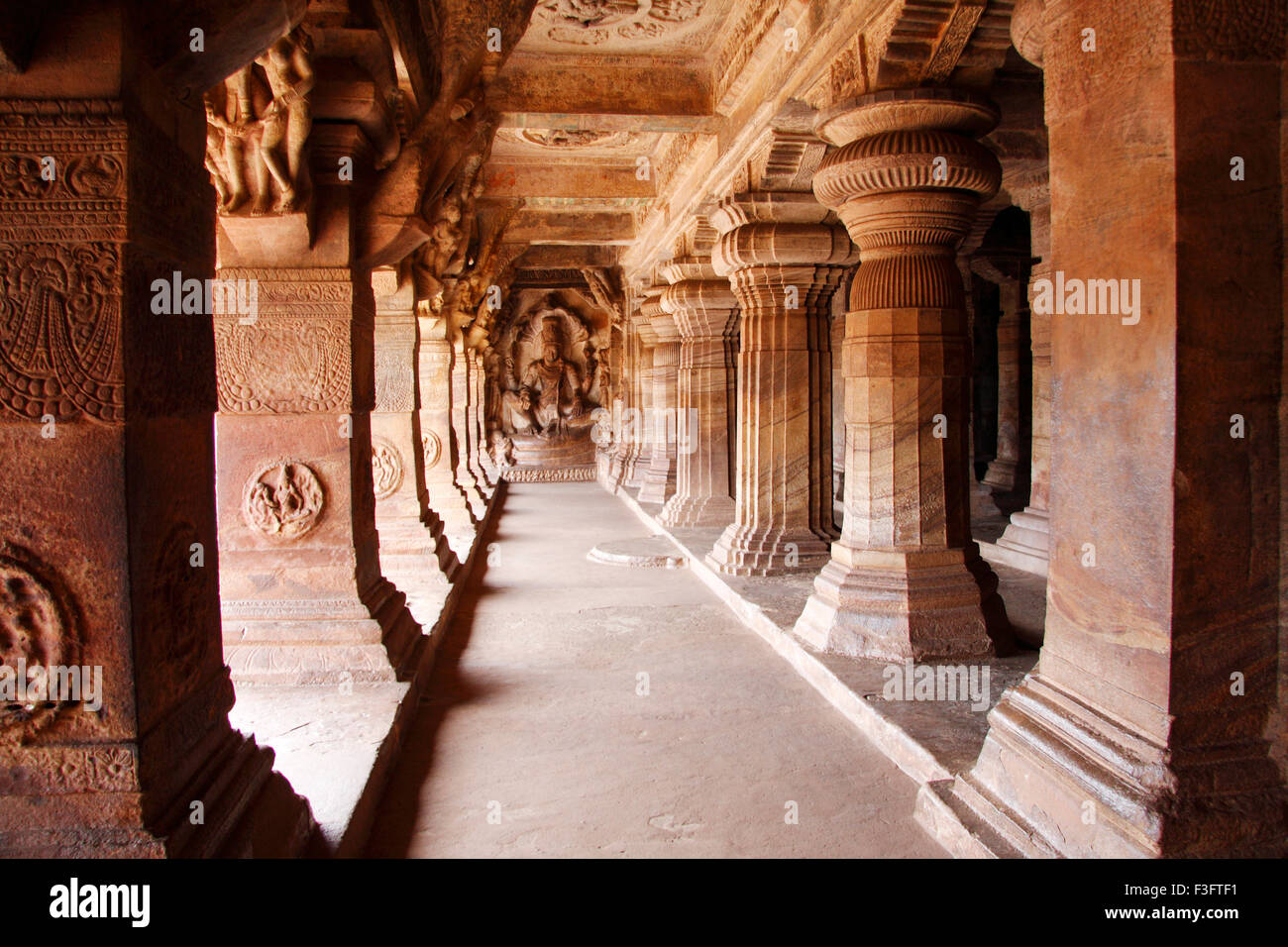 Lange Korridor Höhle Nr. 3; Badami; Karnataka; Indien Stockfoto