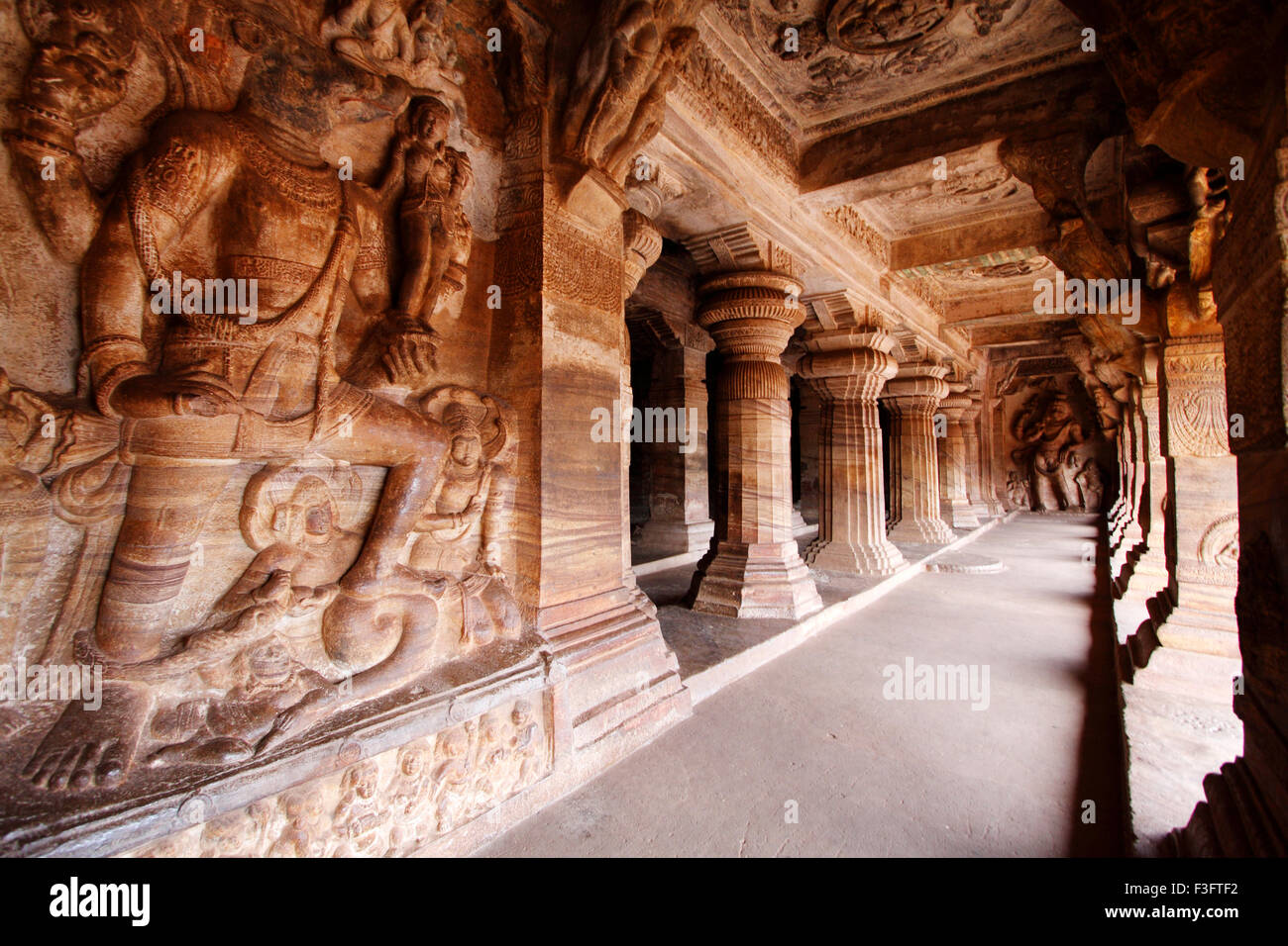 Hauptkorridor der Höhle Nr. 3; Badami; Karnataka; Indien Stockfoto