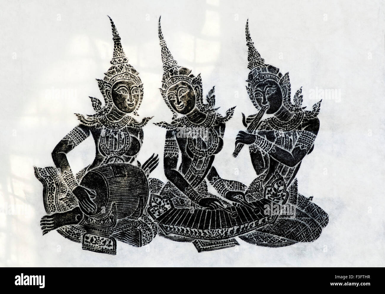 Drei traditionelle Musikerinnen auf Glasscheibe im Wat Phra Tempel Bangkok; Thailand; Süd-Ost-Asien Stockfoto