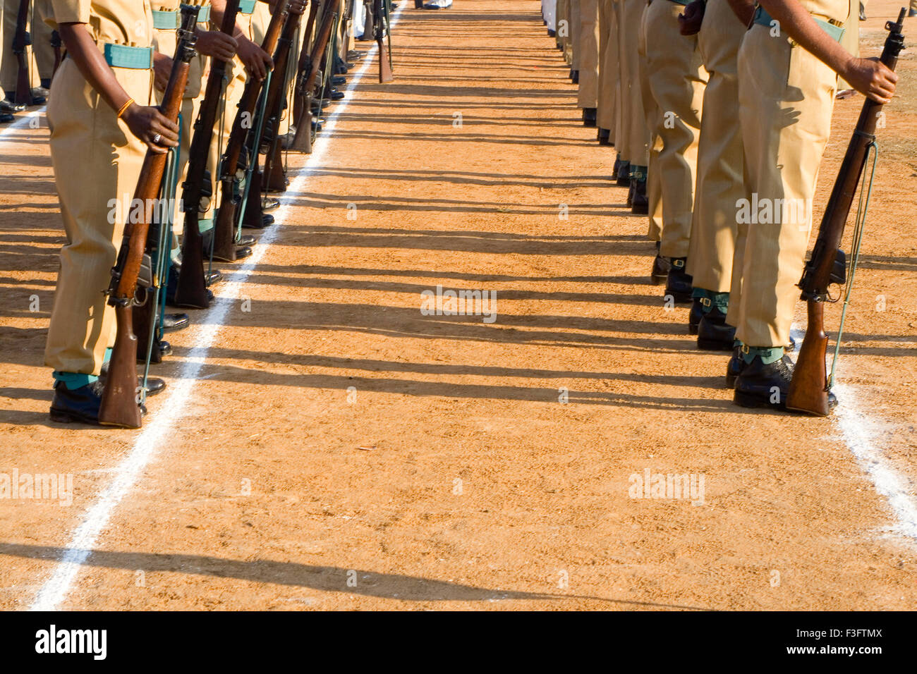 Republik Tag Polizei März stehen mit Gewehren; Indien Stockfoto