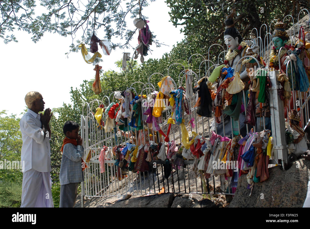 Angebote zu Shiva Parvati in der Mitte des Hügels; Palani; Tamil Nadu; Indien Stockfoto