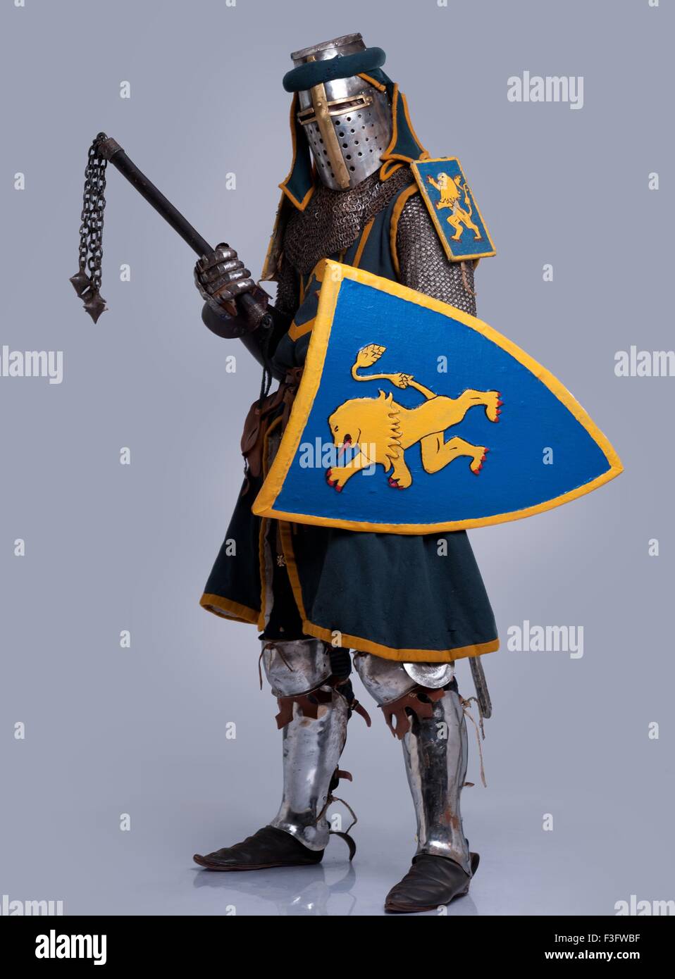 Mittelalterliche Ritter isoliert auf grauem Hintergrund. Stockfoto