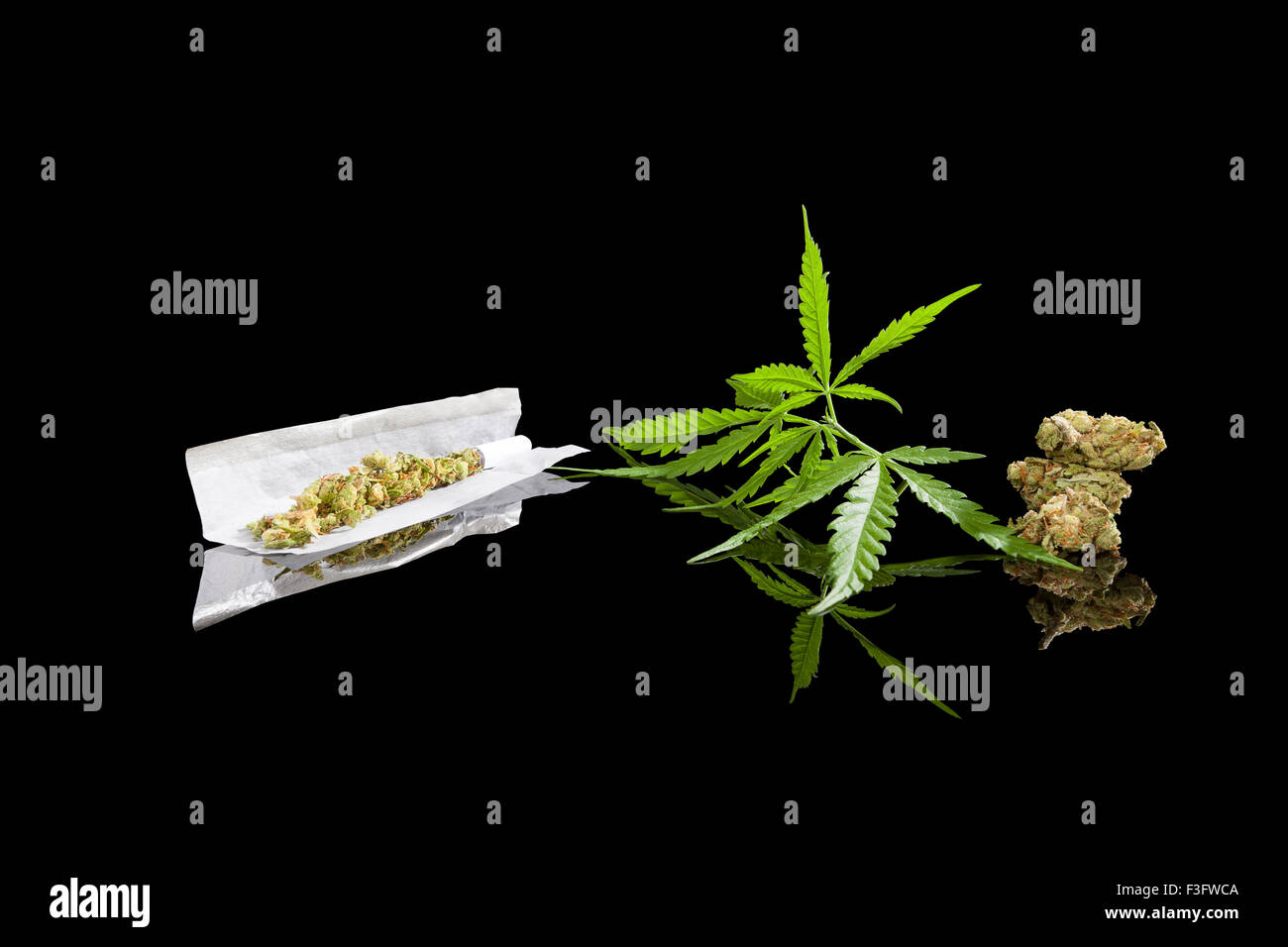 Marihuana-Hintergrund. Cannabis-Zigarette gemeinsame, Knospe und Hanf verlässt isolierten auf schwarzen Hintergrund. Süchtig machende Droge oder alternative Stockfoto