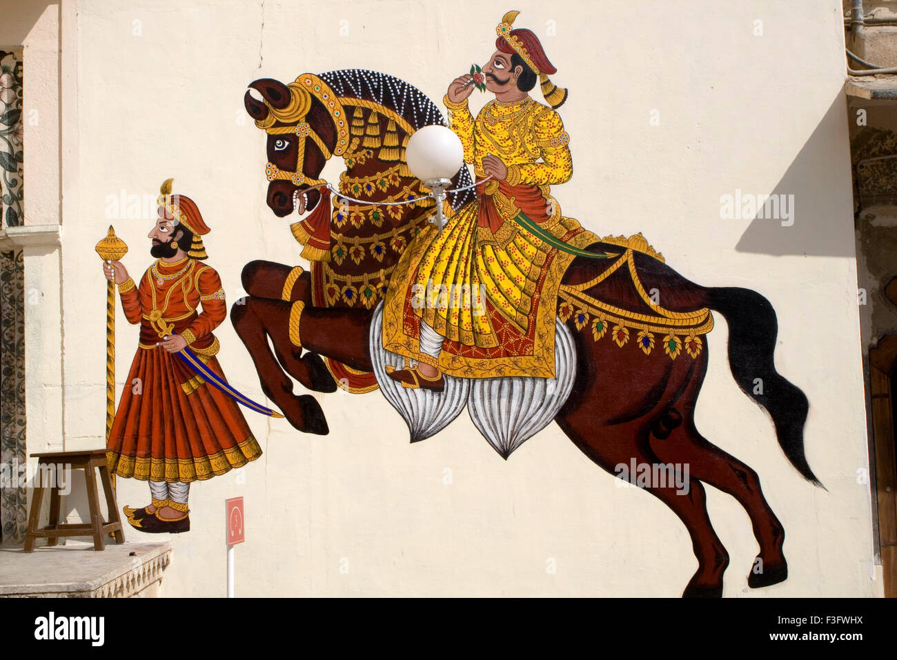 Horizontale Wandmalerei eines Königs auf dem Pferd; Udaipur; Rajasthan; Indien Stockfoto
