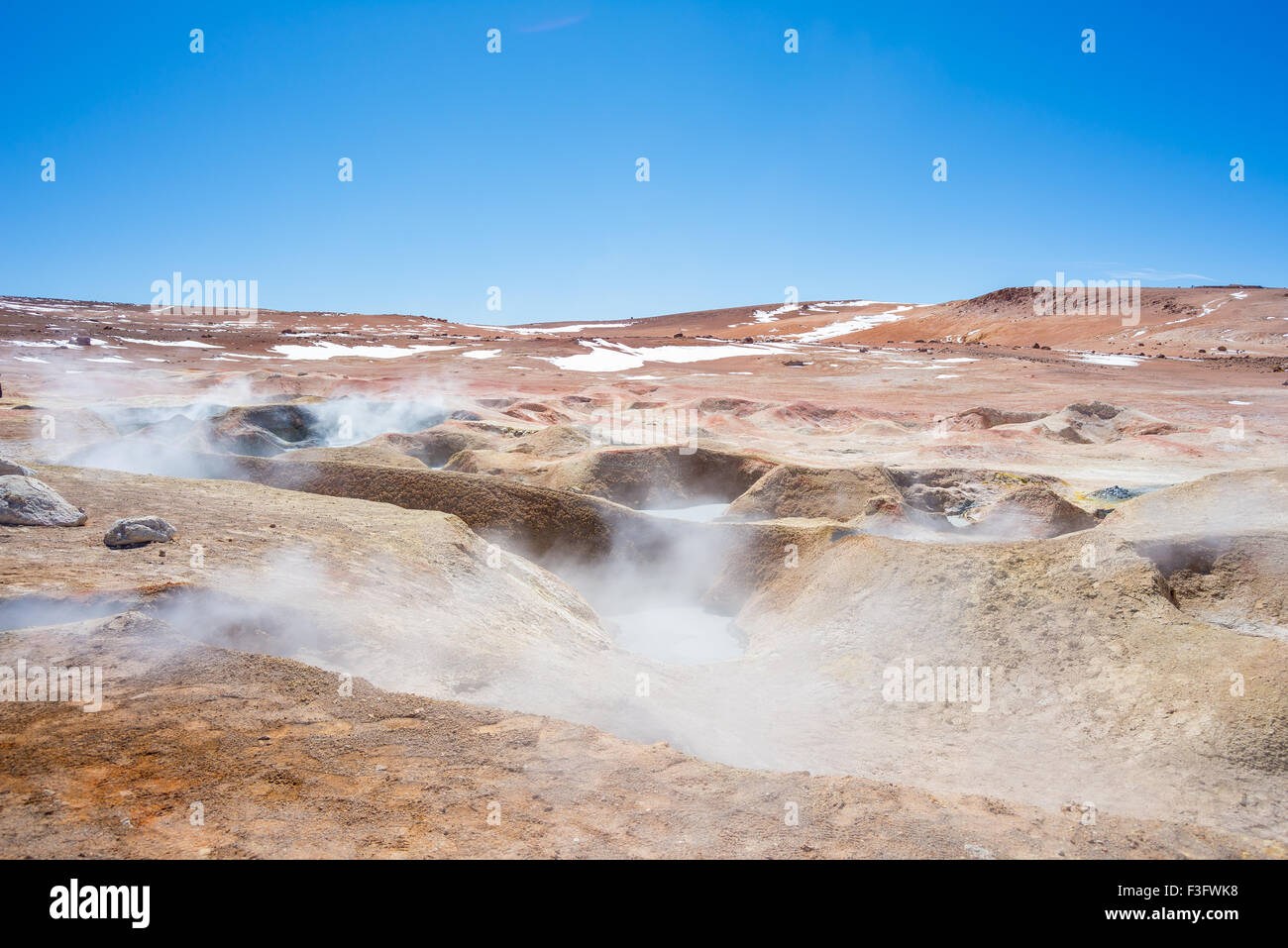 Dampfend heißes Wasserteiche und Schlammlöcher in Geothermie Region der Anden-Hochland von Bolivien. Roadtrip mit dem berühmten Uyuni Salz Stockfoto