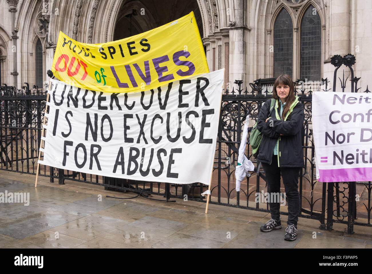 Royal Courts of Justice, London, UK. 7. Oktober 2015. Helen Steel, steht eine Frau, die unwissentlich eine Beziehung mit einem undercover-Polizisten hatte außerhalb der Royal Courts of Justice vor dem Schlafengehen im Inneren für die öffentliche Anhörung Pitchford. Die Untersuchung wird in Polizei-Infiltration der politische und soziale Gerechtigkeit Gruppen in England und Wales seit 1968 aussehen. Laut Präsident Lord Justice Pitchford Verfahrens in London "wird die erste Zeit, dass undercover-Polizeiarbeit die strenge der öffentlichen Prüfung ausgesetzt worden ist". Bildnachweis: Patricia Phillips/Alamy Live-Nachrichten Stockfoto